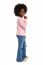 Fillette portant ensemble haut graphique jean évasé - vue de profil latérale - détail coupe flare rétro - photo produit fond blanc - BabyCoton Suisse
