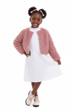 Fillette en ensemble veste fausse fourrure robe côtelée - pose princesse élégante - style glamour occasions spéciales - photo lifestyle fond blanc - BabyCoton Suisse
