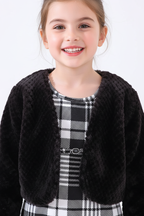 Gros plan détail ensemble cardigan moelleux texture douce et robe à carreaux - texture moelleuse visible motif carreaux champêtre - fillette souriante heureuse - finitions premium - BabyCoton
