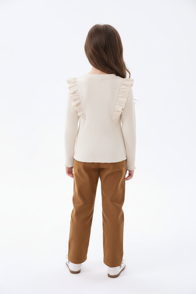 Fillette portant ensemble haut côtelé avec volants et pantalon velours côtelé - vue de dos montrant arrière texturé - finitions soignées - fond blanc studio professionnel - BabyCoton
