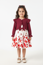 Fillette portant ensemble 2 pièces robe avec nœud adorable et cardigan à volants romantiques - vue de face complète - style élégant princier - fond blanc studio professionnel - vêtements fille BabyCoton Suisse
