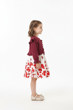 Fillette portant ensemble robe nœud et cardigan à volants - vue de profil latérale - silhouette élégante féminine - volants romantiques visibles - fond blanc studio - BabyCoton Suisse
