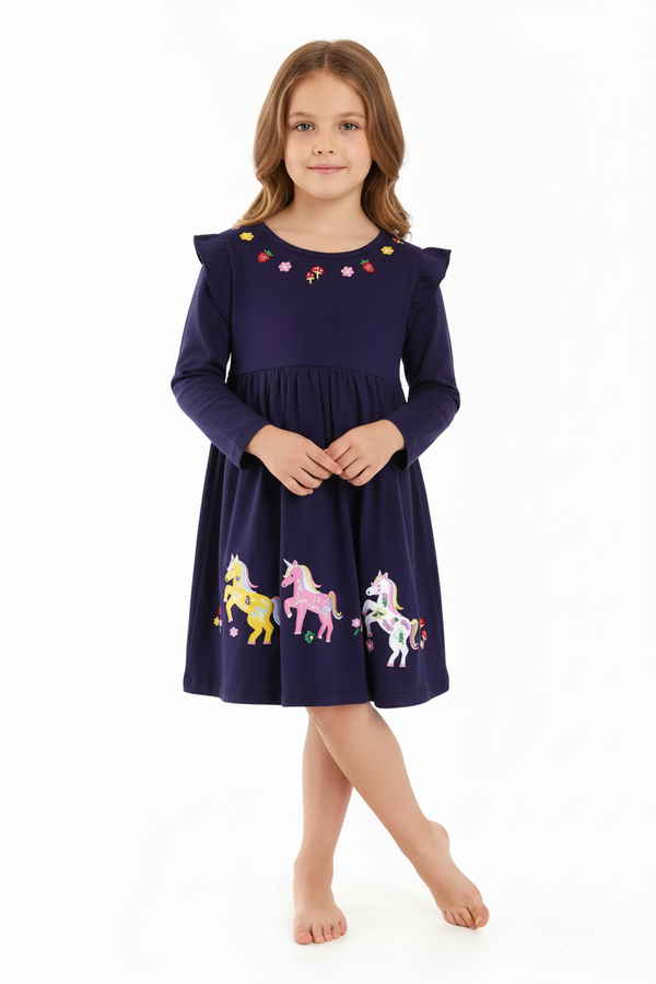 Fillette européenne 4-5 ans portant robe bleu marine navy broderies licornes - vue complète longueur totale - broderies colorées haut - épaules volants - taille empire jupe froncée - trois licornes brodées jaune rose blanche avec fleurs fraises champignons - manches longues - pose élégante - tous détails visibles - fond blanc studio - style magique BabyCoton Suisse
