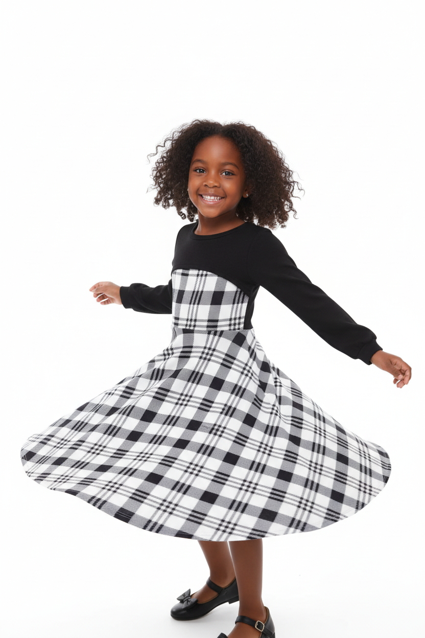 Fillette tournoyant dans robe carreaux manches longues - mouvement fluide élégant - style champêtre-chic - photo lifestyle fond blanc - BabyCoton
