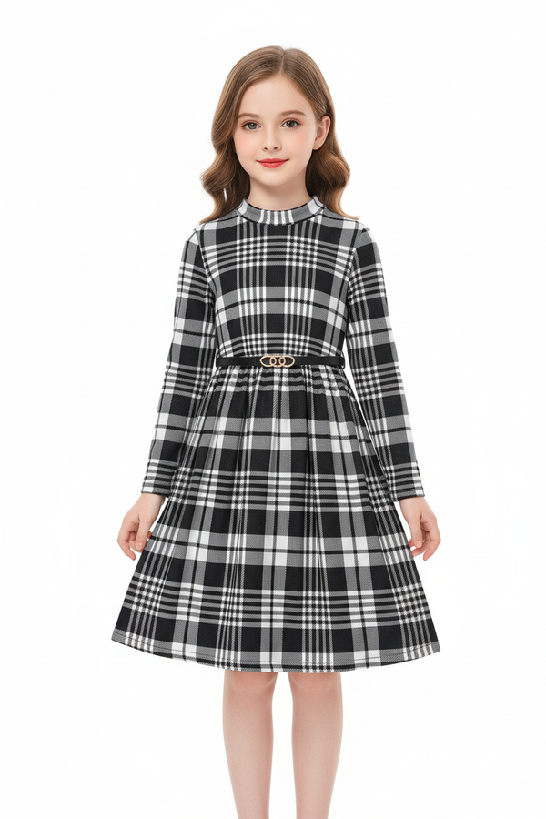 Fillette 4-5 ans portant robe imprimé carreaux noir blanc style Burberry manches longues - vue complète longueur totale - col blanc élégant - ceinture dorée boucle décorative - jupe plissée - motif carreaux sophistiqué noir blanc gris visible - pose élégante - fond blanc studio - style raffiné BabyCoton Suisse
