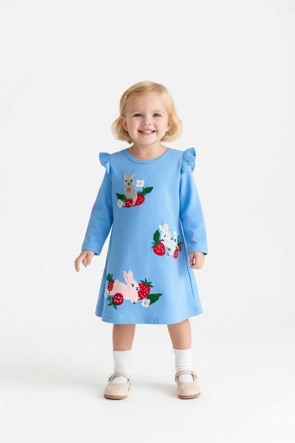 Fillette portant robe lapin brodé et fraises manches longues avec volants - vue de face fond blanc - 100% coton - photo produit BabyCoton Suisse
