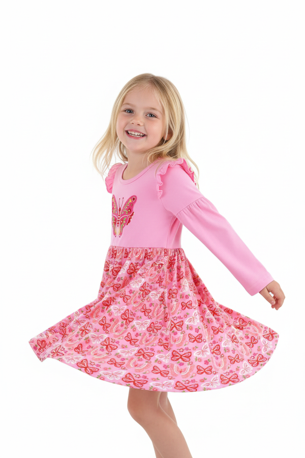 Fillette  4-5 ans portant robe rose papillons - mouvement tournoyant joyeux - jupe imprimé papillons fluide en action - appliqué papillon brodé poitrine visible - fronces épaules - expression heureuse - fond blanc studio - légèreté enchantée BabyCoton
