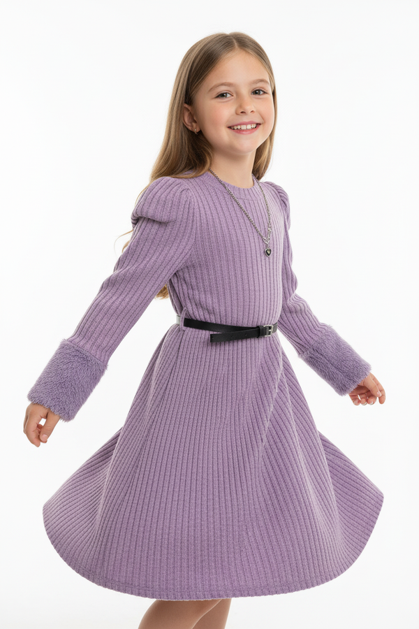 Fillette 4-5 ans portant robe tricot côtelé violet lilas avec poignets fausse fourrure et ceinture - mouvement tournoyant joyeux - robe fluide en action - détails fourrure manches - collier argenté - expression heureuse - fond blanc studio - confort et élégance BabyCoton
