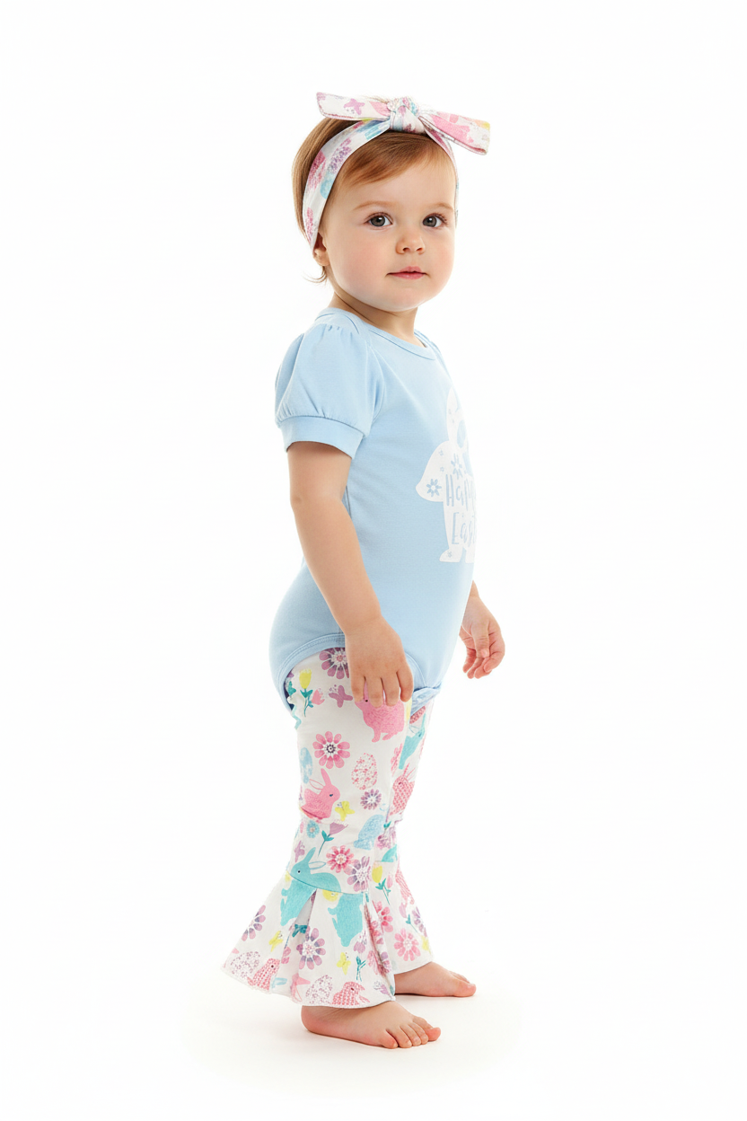 Bébé fille en ensemble Pâques body bleu Happy Easter et pantalon évasé lapins fleurs multicolores bandeau fleuri - vue de côté - BabyCoton