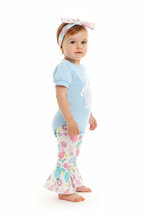 Bébé fille en ensemble Pâques body bleu Happy Easter et pantalon évasé lapins fleurs multicolores bandeau fleuri - vue de côté - BabyCoton