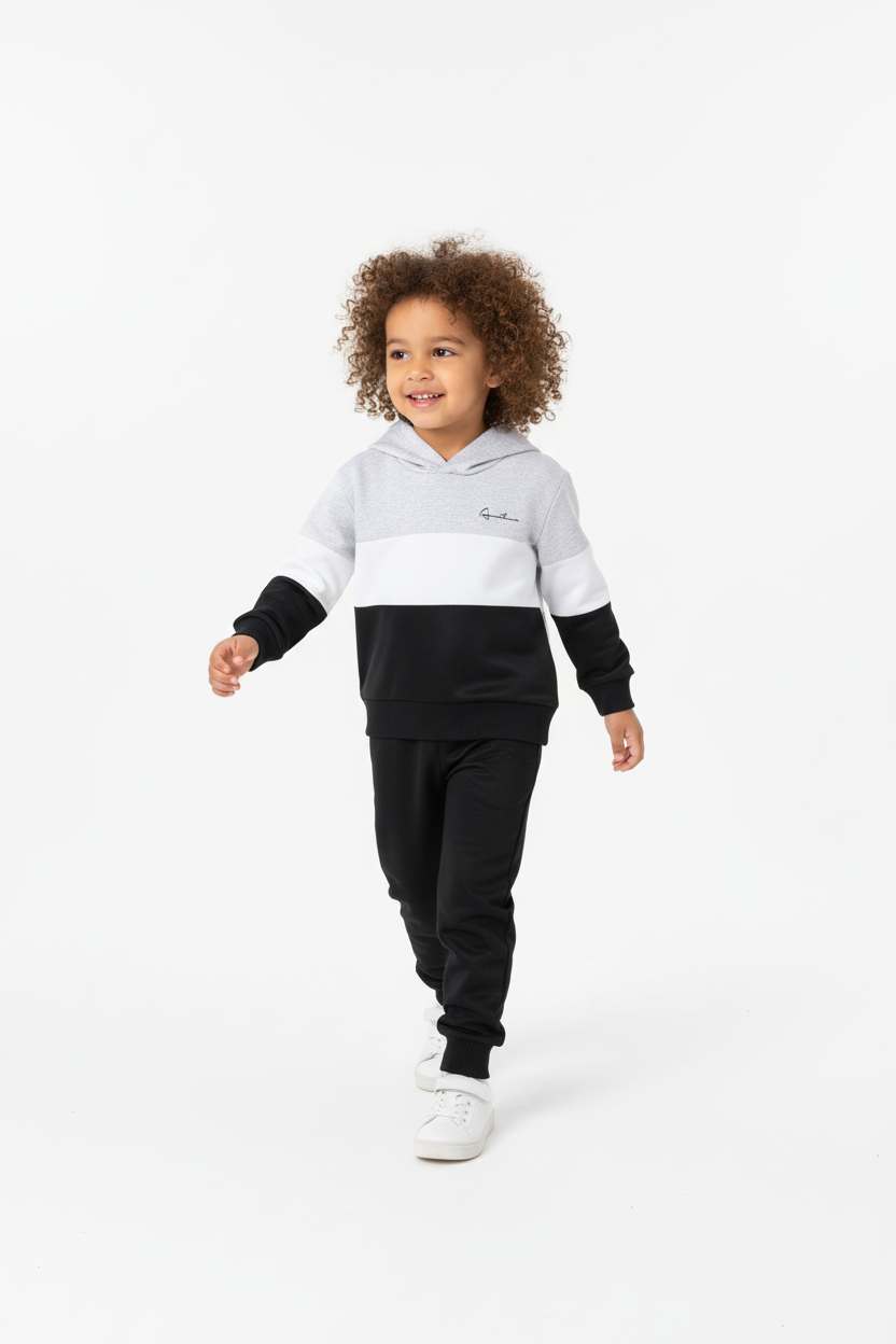  Enfant en mouvement portant ensemble hoodie casual color block - vue dynamique active