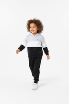  Enfant en mouvement portant ensemble hoodie casual color block - vue dynamique active