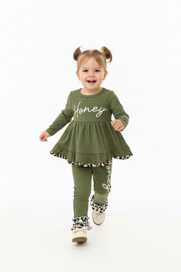 Fille en ensemble Honey vert olive - top peplum côtelé Honey et pantalon assorti - pose en course dynamique - BabyCoton