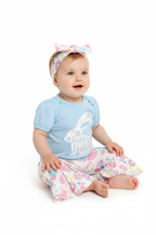 Bébé fille en ensemble Pâques body bleu Happy Easter - vue trois-quarts détail lapin blanc cursif et pantalon évasé lapins fleurs multicolores - BabyCoton