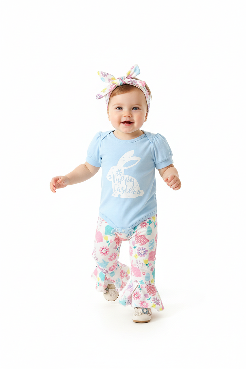 Bébé fille en ensemble Pâques body bleu ciel lapin Happy Easter pantalon évasé lapins fleurs colorés bandeau fleuri - pose en marche - BabyCoton