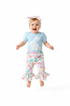 Bébé fille en ensemble Pâques body bleu lapin Happy Easter pantalon évasé coloré - pose saut joyeux expression heureuse - BabyCoton