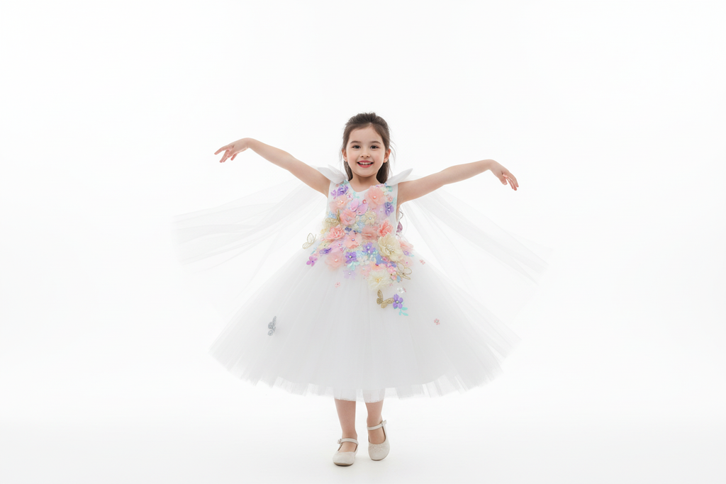 
Petite fille qui danse : "Fillette dansant élégamment bras tendus, vêtue d'une robe blanche de cérémonie ornée de fleurs 3D faites main en tons pastel et papillons dorés scintillants 💫 - tenue de princesse parfaite pour occasions spéciales, artisanat délicat et unique, tailles 80-130cm chez BabyCoton 🌺"