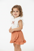 Petite fille en ensemble blanc et rose corail - vue trois-quarts