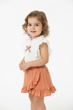 Petite fille en ensemble blanc et rose corail - vue trois-quarts