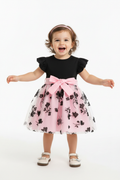 Petite fille en robe noire et rose à fleurs - vue de face