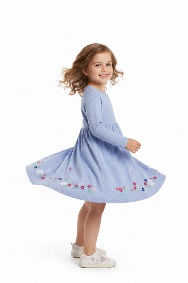 Fillette en mouvement portant robe à pois bleu avec broderies lapin et florales au bas - Vue de côté
