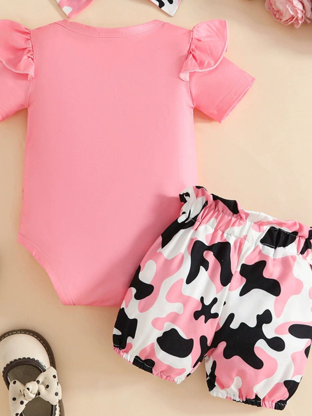 Ensemble bébé fille 3 pièces rose léopard -vue de dos body manches volantées avec cœurs léopard noir et blanc, short camouflage rose noir blanc avec nœud, bandeau assorti - tenue tendance bébé 0-24 mois - BabyCoton
