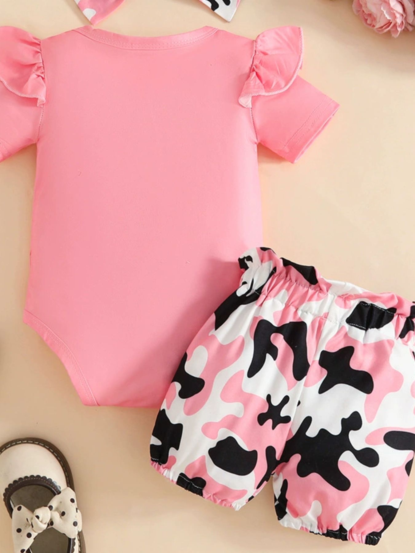 Ensemble bébé fille 3 pièces rose léopard -vue de dos body manches volantées avec cœurs léopard noir et blanc, short camouflage rose noir blanc avec nœud, bandeau assorti - tenue tendance bébé 0-24 mois - BabyCoton

