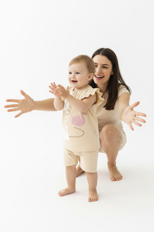 Tenue bébé fille été — ensemble deux pièces top cygne et short beige, vue dos, coton doux bébé