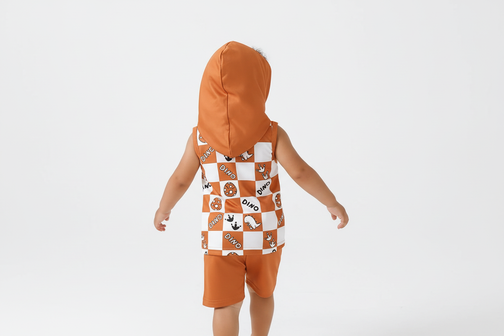 Vue arrière d'un enfant  portant un débardeur à capuche orange à carreaux avec motifs dinosaures DINO et short orange assorti
