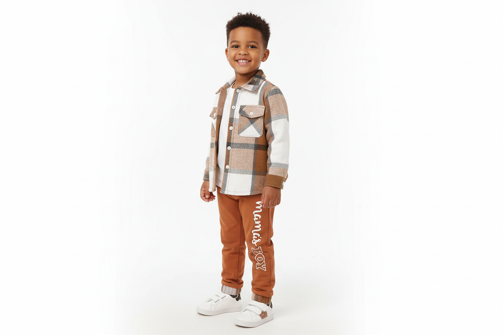 Vue trois-quarts d'un garçon d'origine diverse portant une chemise boutonnée à carreaux beige et blanc avec pantalon orange

